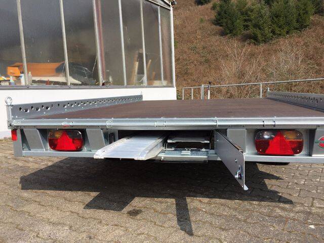 Stauraum für Auffahrrampen beim Autotransporter Stema