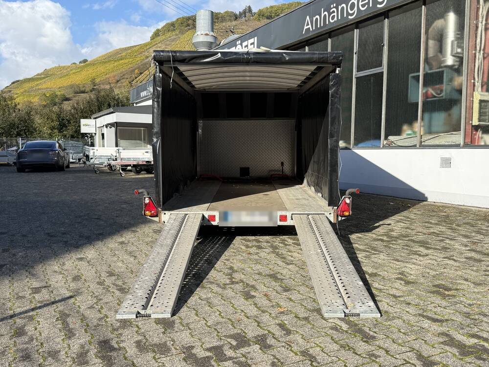 Blick durch die Heckoeffnung auf die Ladefläche des Brian James A4 mit Spriegel und Hochplane