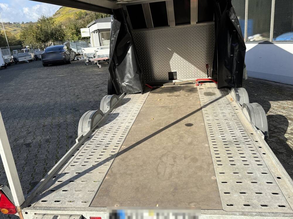 Ladefläche 450 x 180 cm des Brian James A4 Autotransporters mit Fahrspuren