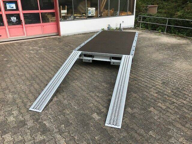 Auffahrrampen am Autotransporter von Humbaur