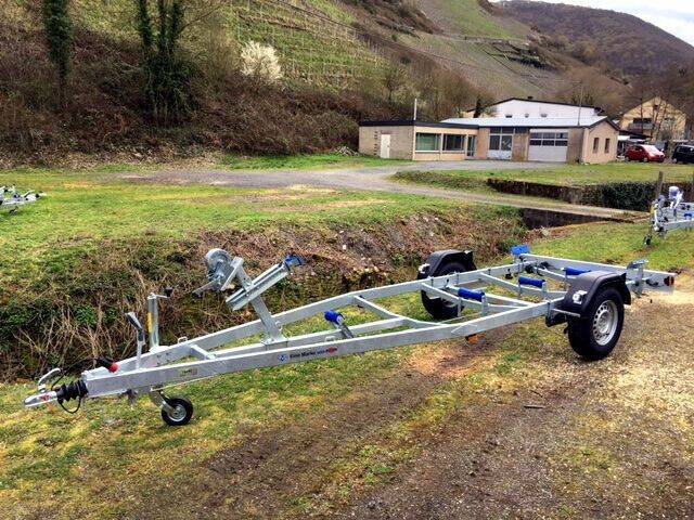 stabiler Bootstrailer mit Windenstand und Seilwinde