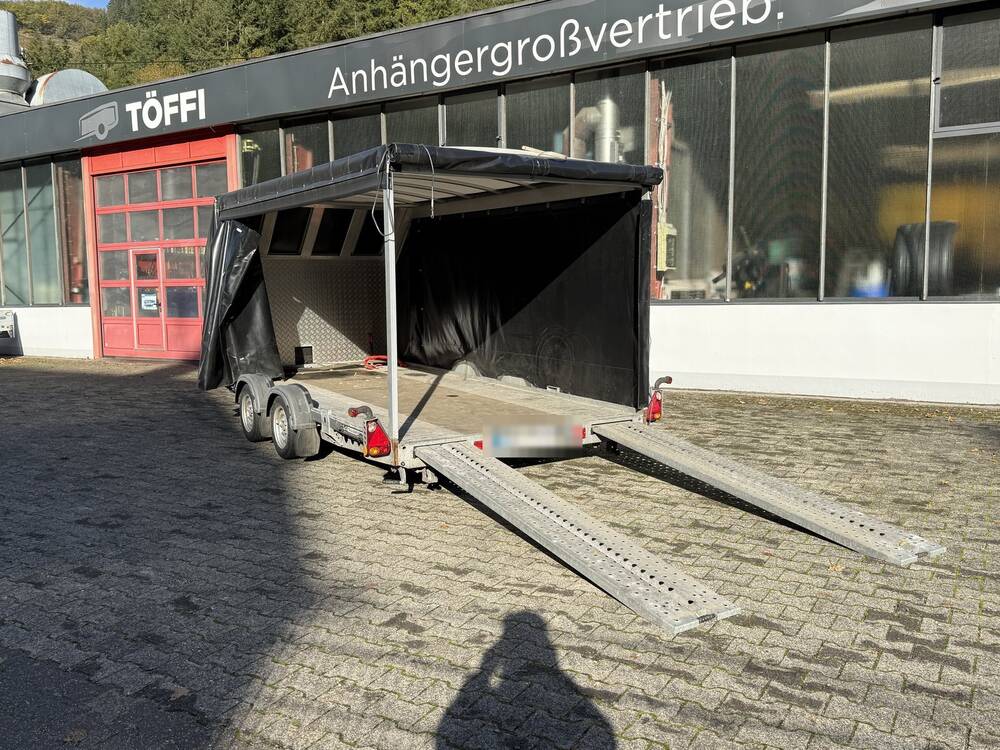 Brian James A4 Autotransporter schräg von hinten mit Auffahrschienen und geöffneter Plane