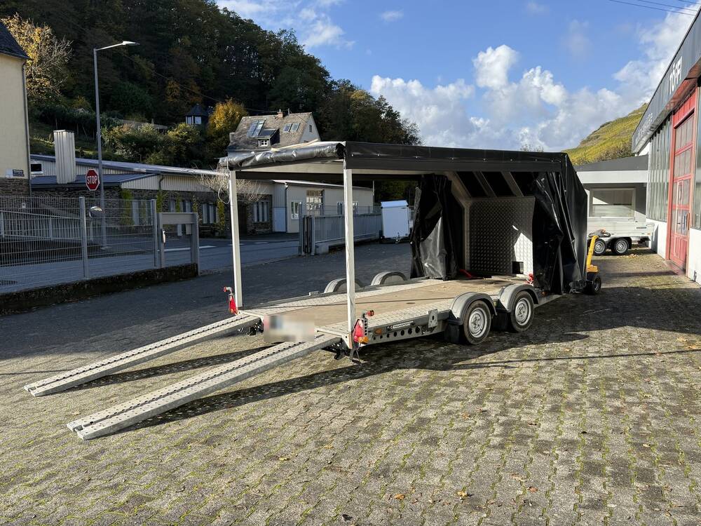 Brian James A4 mit beidseitiger Schiebeplane, seitlich geöffnet für bequemen Zugang zum Fahrzeug