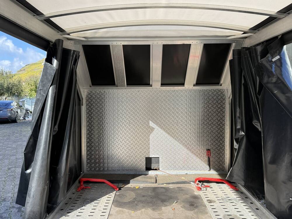 Radstopper vor der Frontwand aus Riffelblech im Brian James A4 Autotransporter