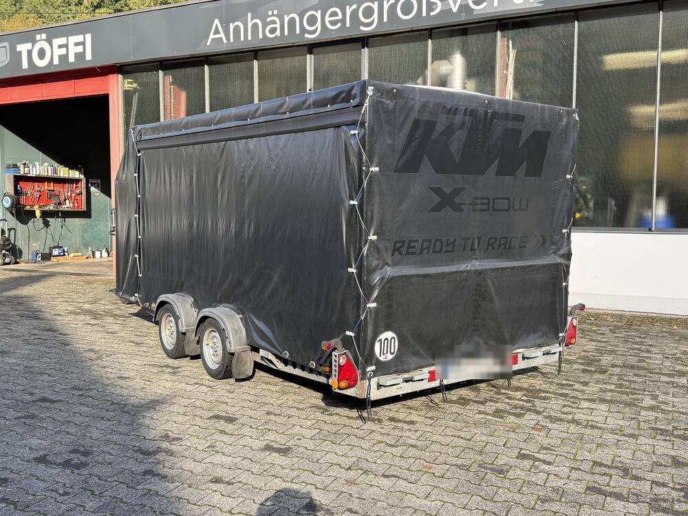Heck des Brian James A4 Autotransporters mit 100 km/h Plakette und Hochplane