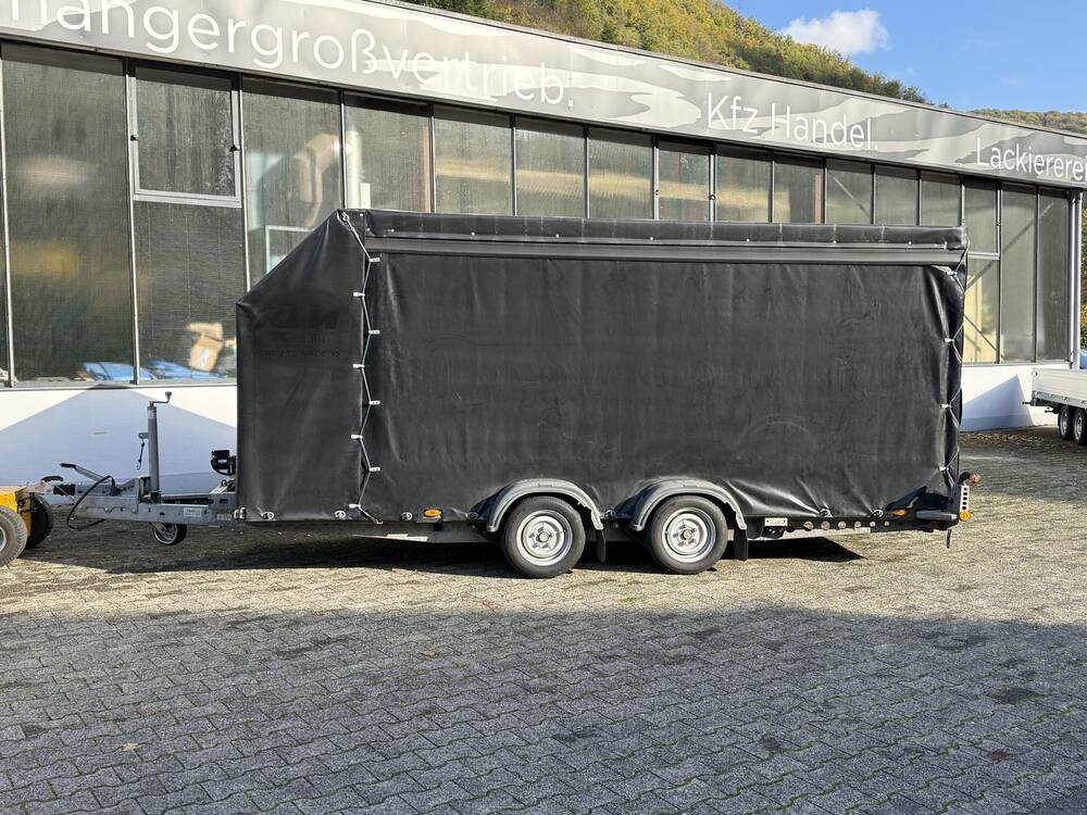 Seitenansicht Brian James A4 Autotransporter mit Hochplane 180 cm Innenhöhe