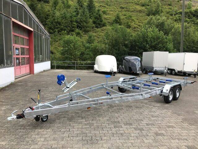 Böckmann Bootstrailer mit Seilwinde und verstärktem Rahmen