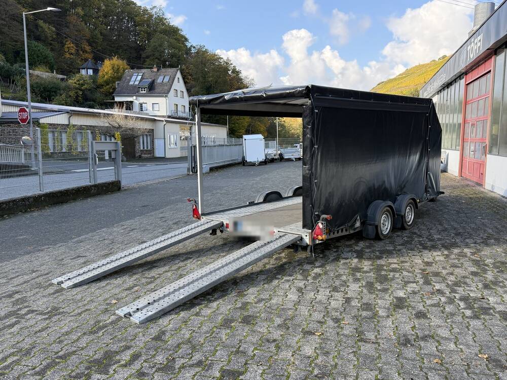 Brian James A4 Autotransporter mit geöffneter Schiebeplane und ausgelegten Auffahrschienen