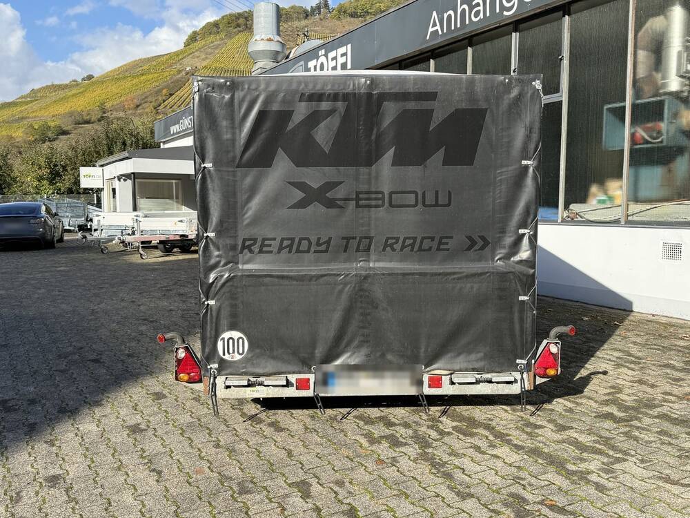 Heckansicht des gebrauchten Brian James A4 Autotransporters mit geschlossener Plane