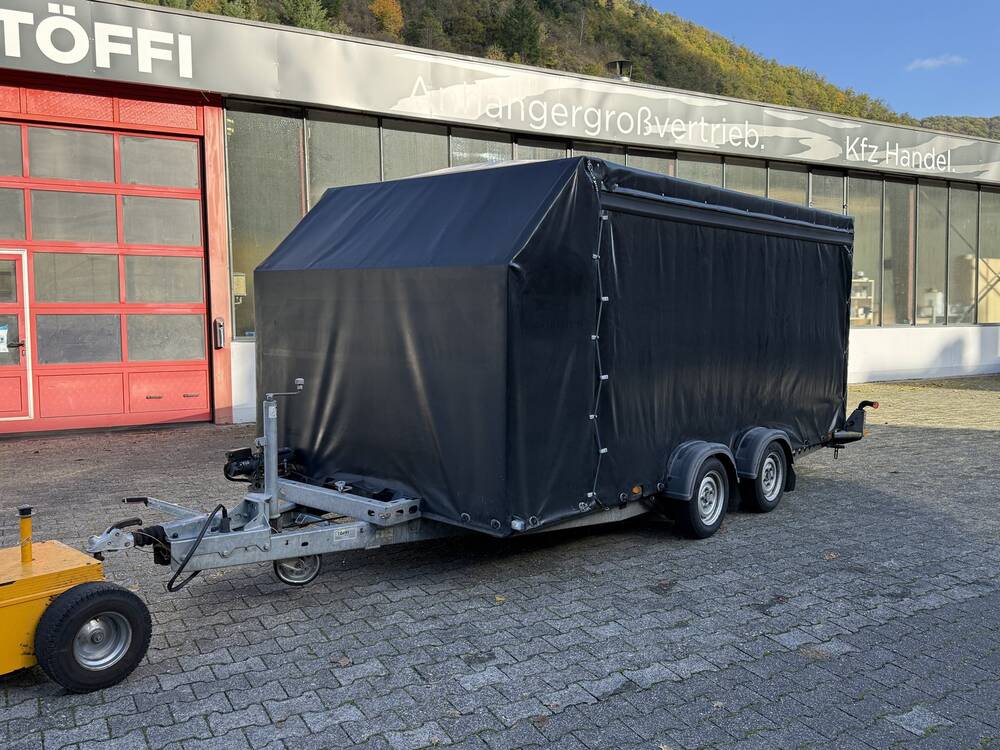 Gebrauchter Brian James A4 Autotransporter mit schwarzer Hochplane, Schrägansicht von vorne bei TÖFFI in Zell (Mosel)