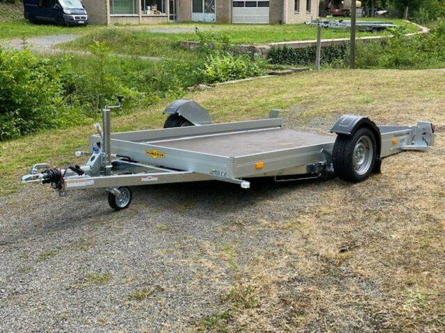 Abgesenkter Anhänger zum Autotransport