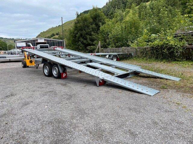 Mittig geschlossener Fahrzeugtransporter mit Aluriffelblech