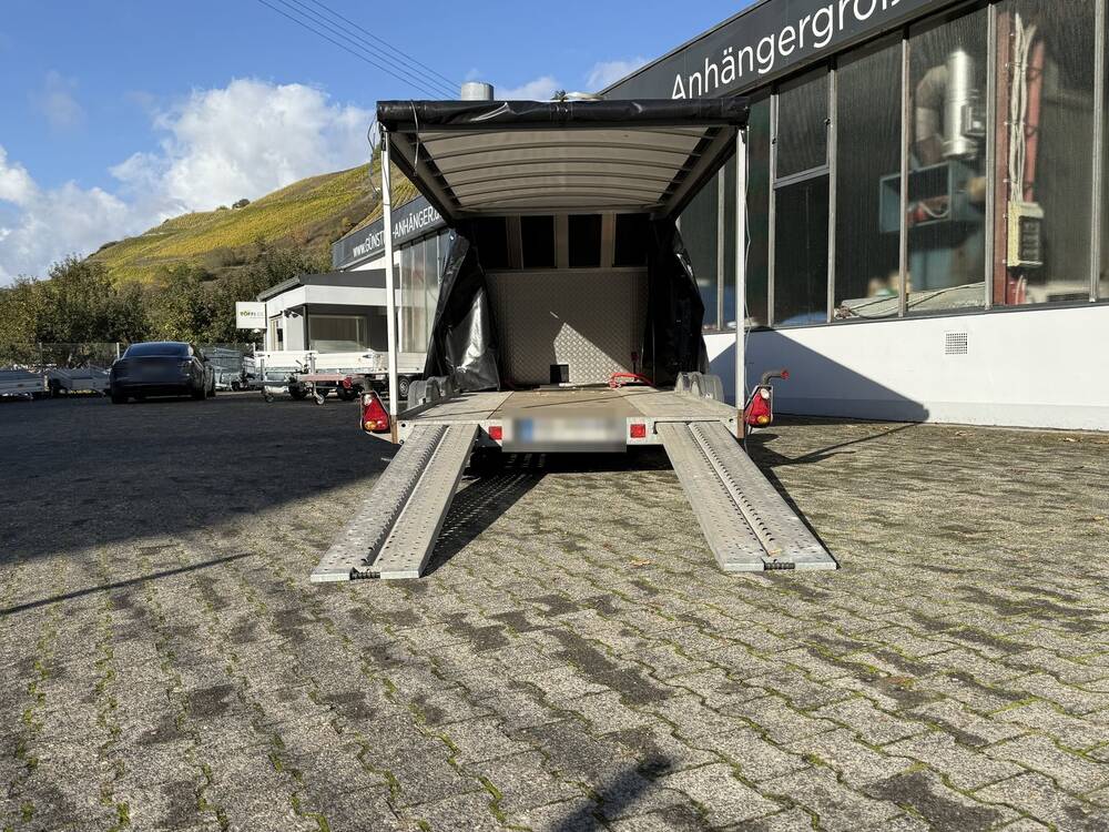Auffahrschienen am Heck des Brian James A4 Autotransporters, Blick in den Laderaum