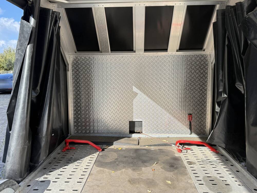 Frontwand mit Riffelblech und rote Radstopper im Brian James A4 Autotransporter
