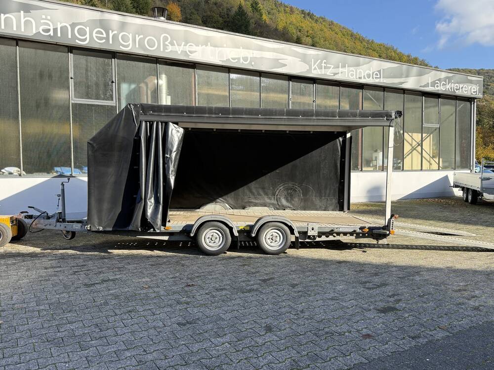 Brian James A4 Autotransporter mit seitlich zurückgeschobener Plane, Seitenansicht