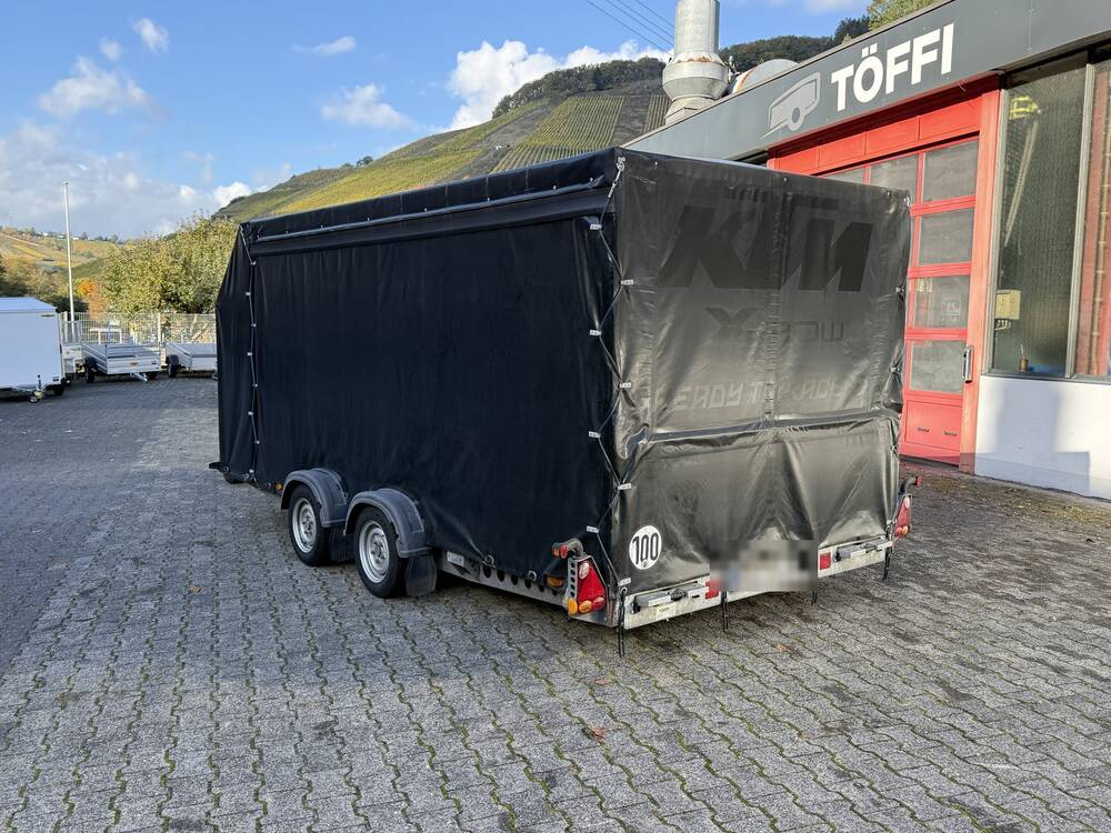 Brian James A4 Autotransporter gebraucht, Schrägansicht von hinten mit geschlossener Hochplane