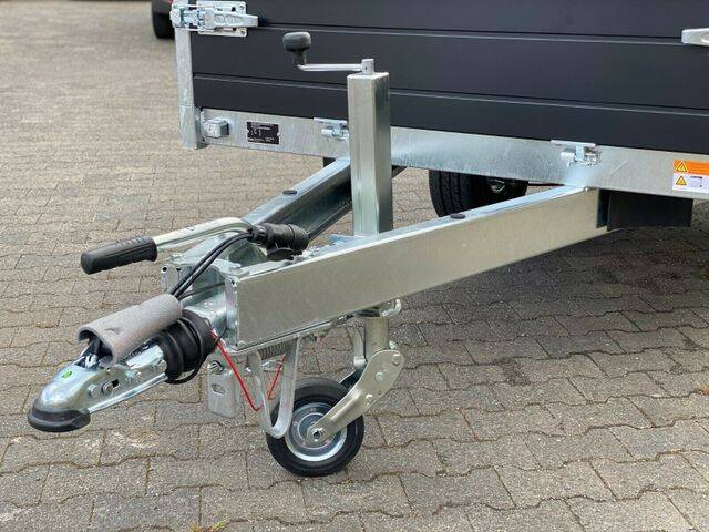 Hochlader von Saris mit Auflaufbremse und Automatikstützrad bei TÖFFI an der Mosel