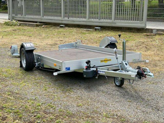 Autotransport mit abgesenkten Anhängern von Humbaur