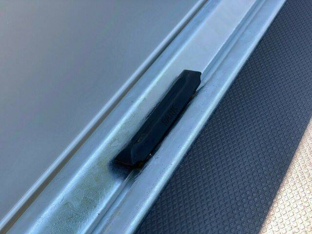 Saris Hochlader mit eingelassenen Verzurrösen an der Innenseite des Anhängers