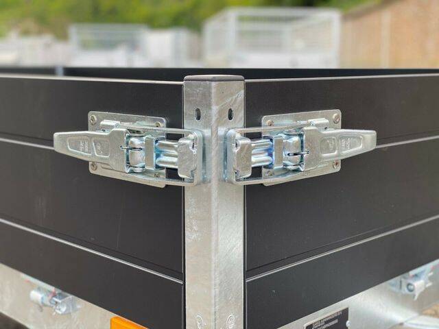 Klappbare Aluminium Seitenwände bei der Saris Black Edition