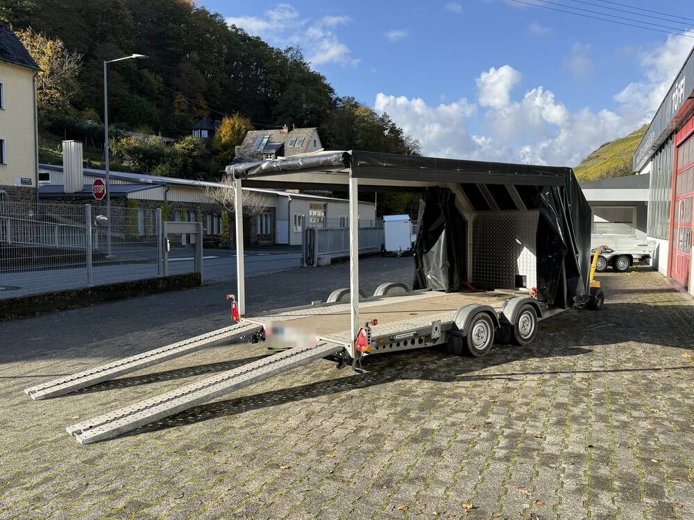 Brian James A4 Autotransporter seitlich offen mit langen Auffahrschienen für niedrigen Auffahrwinkel, ideal für Sportwagen und Oldtimer