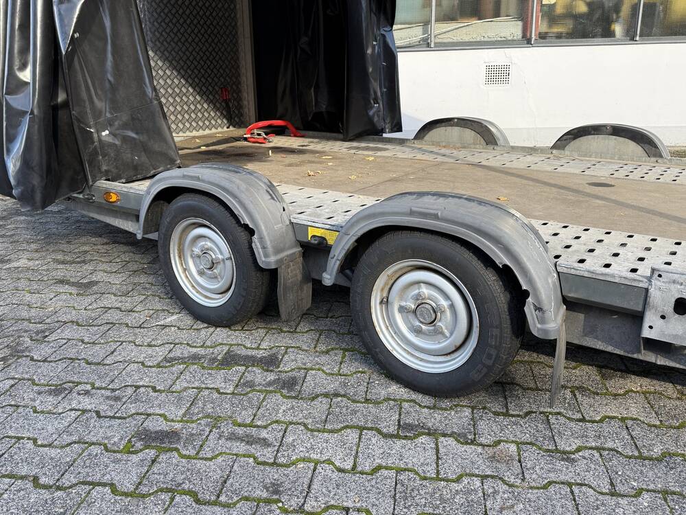 Tandemachse mit Rädern und Kotflügeln des gebrauchten Brian James A4 Autotransporters