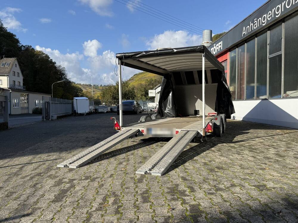 Brian James A4 Autotransporter von hinten mit ausgelegten Auffahrschienen und geöffneter Plane