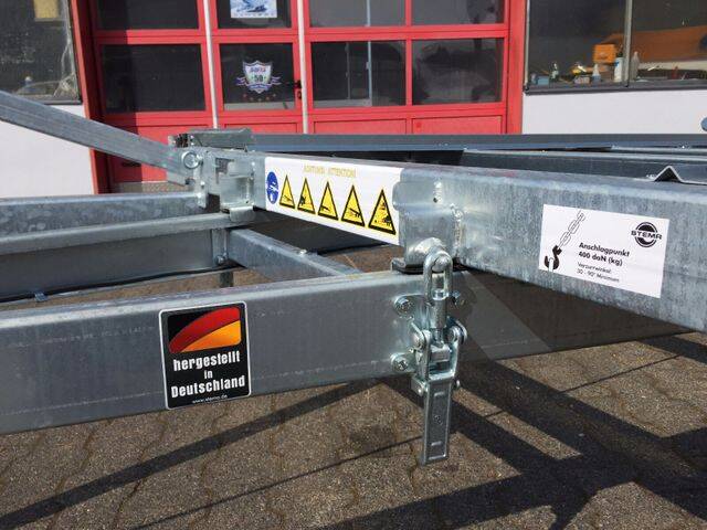 Kippbarer Autotransporter von Stema mit Auffahrhilfe